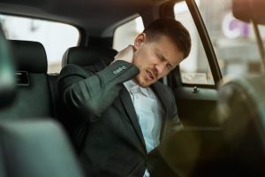 Чому виникає біль у спині після тривалих поїздок